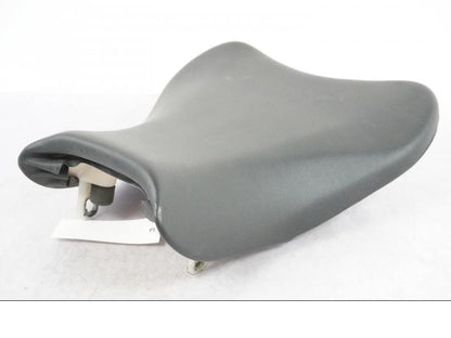 Snett nerifrån på Sadel från en Suzuki GSX-R 1000 -2008 motorcykel.