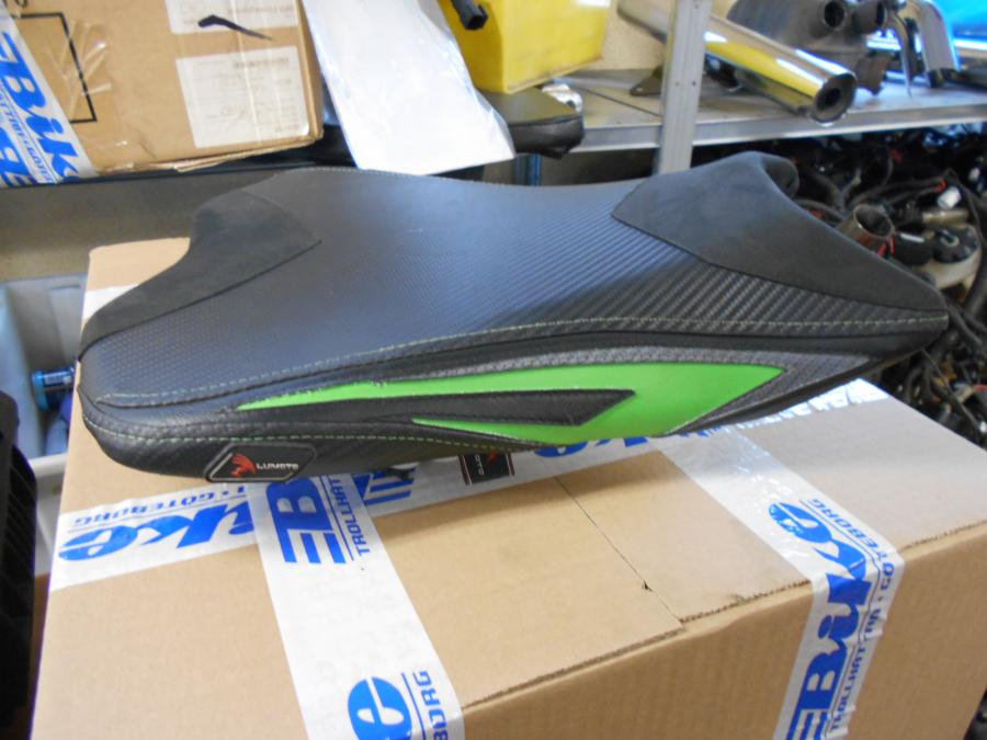 Framsidan på Sadel från en Kawasaki ZX-6R -2014 motorcykel.