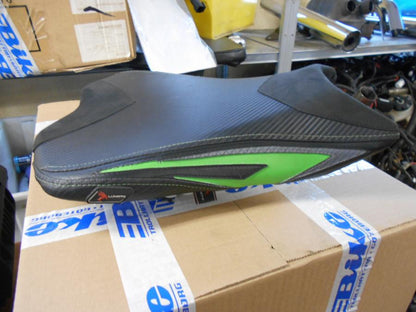 Framsidan på Sadel från en Kawasaki ZX-6R -2014 motorcykel.