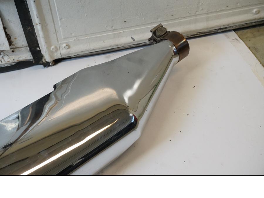 Snett nerifrån på Ljuddämpare Sport från en H-D Street Glide FLHX -2016 motorcykel.