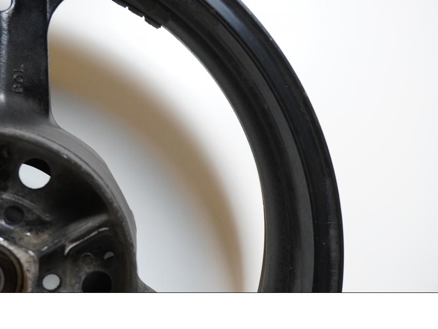 Extrabild4 på Fälg från en Suzuki DL 1000 -2004 motorcykel.