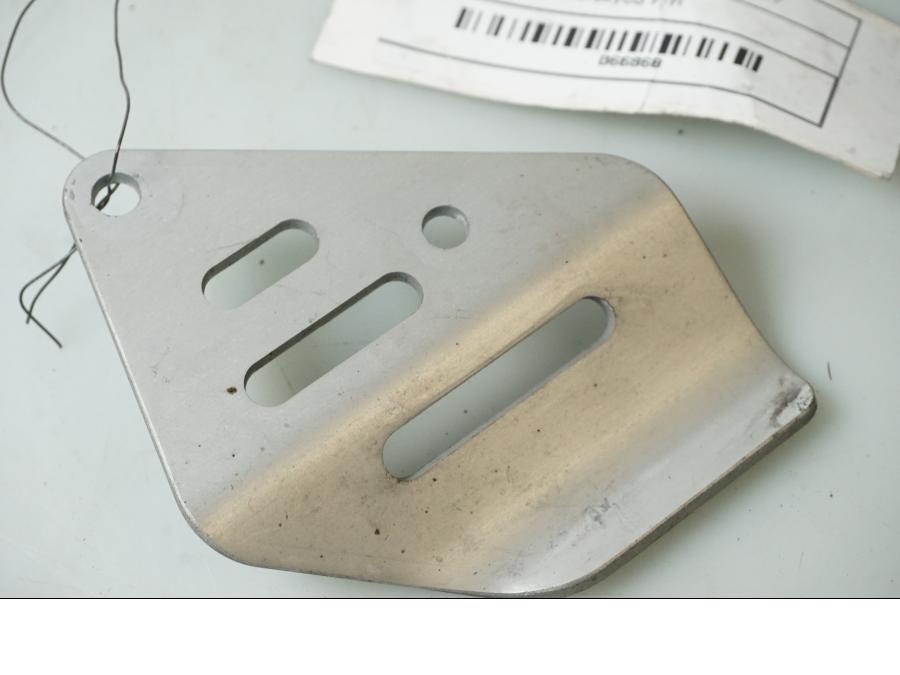 Baksidan på Fotpinnehälskydd från en Suzuki DL 1000 -2003 motorcykel.