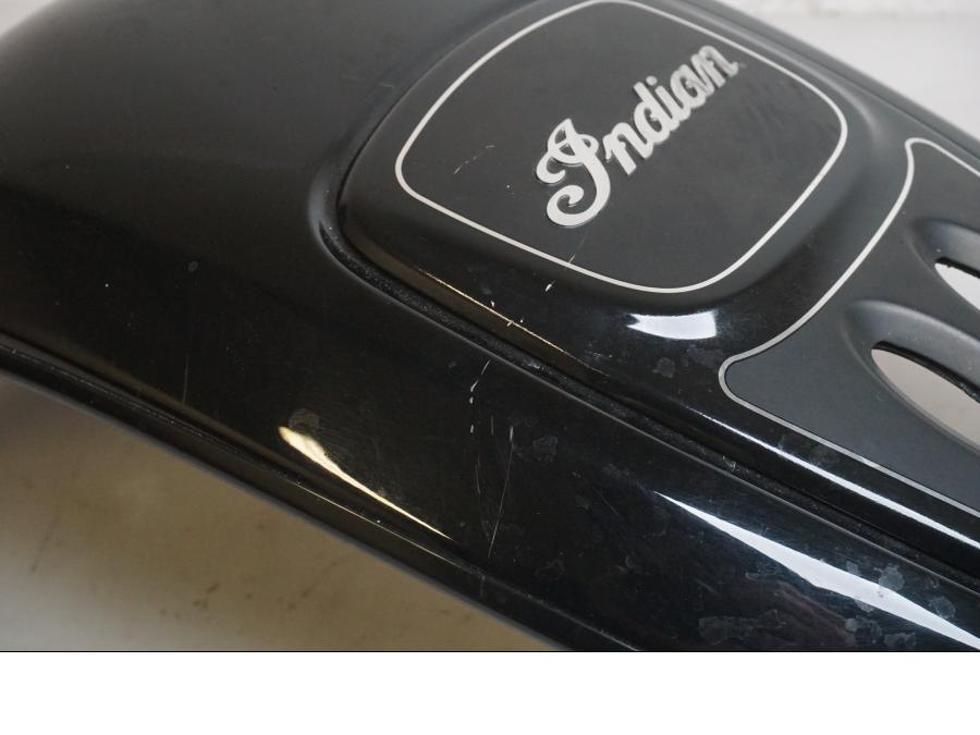 Höger sida på Bensintankskåpa från en Indian Chieftain Dark Horse -2019 motorcykel.