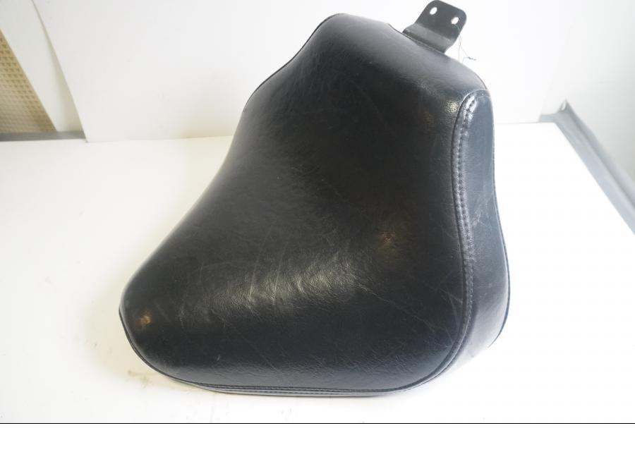 Framsidan på Sadel från en Yamaha XVS 1100 -2002 motorcykel.