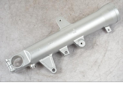 Snett nerifrån på Gaffelben från en Suzuki SV 1000 -2003 motorcykel.