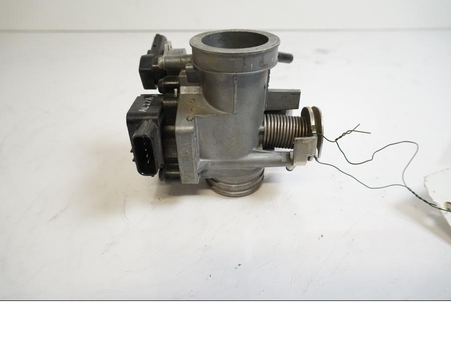 Vänster sida på Spjällhus från en Honda CBR 125 R -2011 motorcykel.