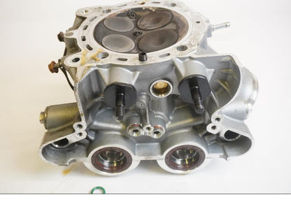 Snett nerifrån på Topplock från en Ducati Multistrada 1260 -2020 motorcykel.