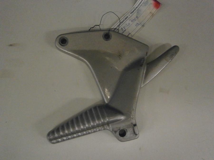 Framsidan på Fotpinnefäste från en Aprilia Pegaso 650 -1997 motorcykel.