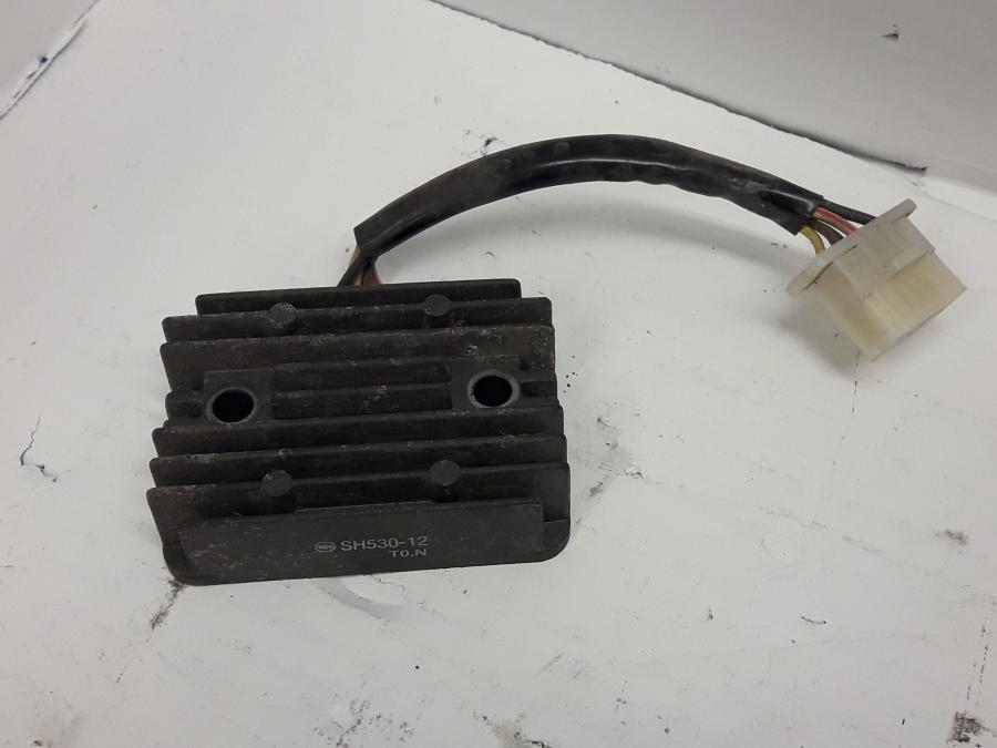 Framsidan på Likriktare från en Kawasaki KLE 500 -2001 motorcykel.