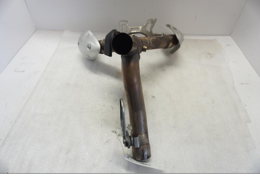 Vänster sida på Grenrör från en Ducati Monster 796 -2013 motorcykel.