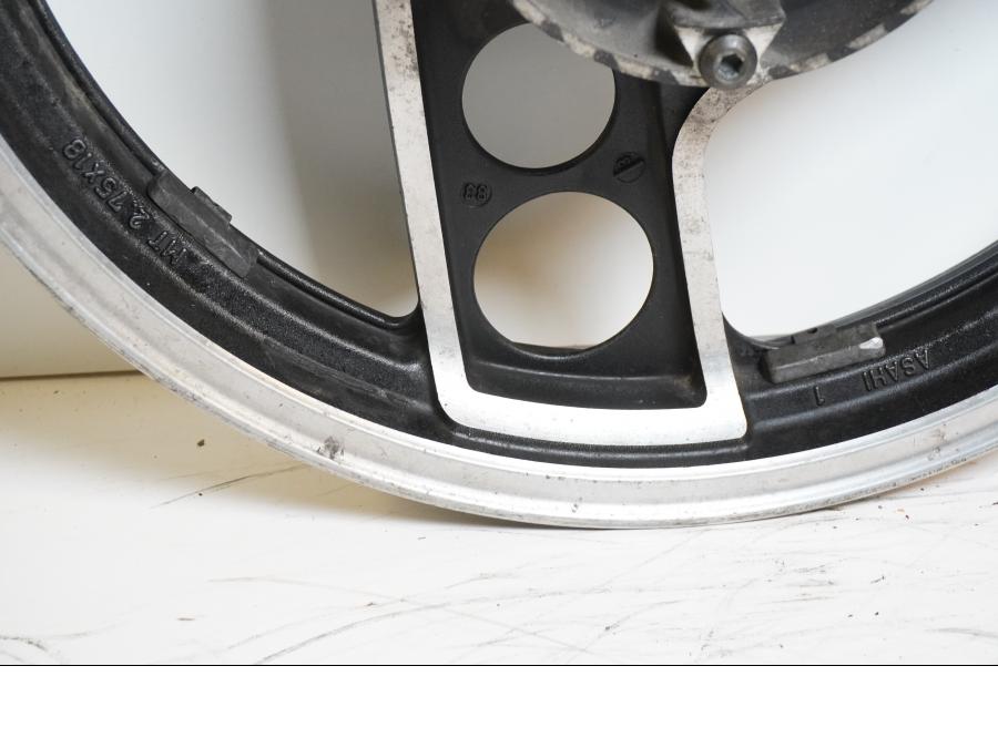 Höger sida på Fälg från en Yamaha XJ 900 -1983 motorcykel.