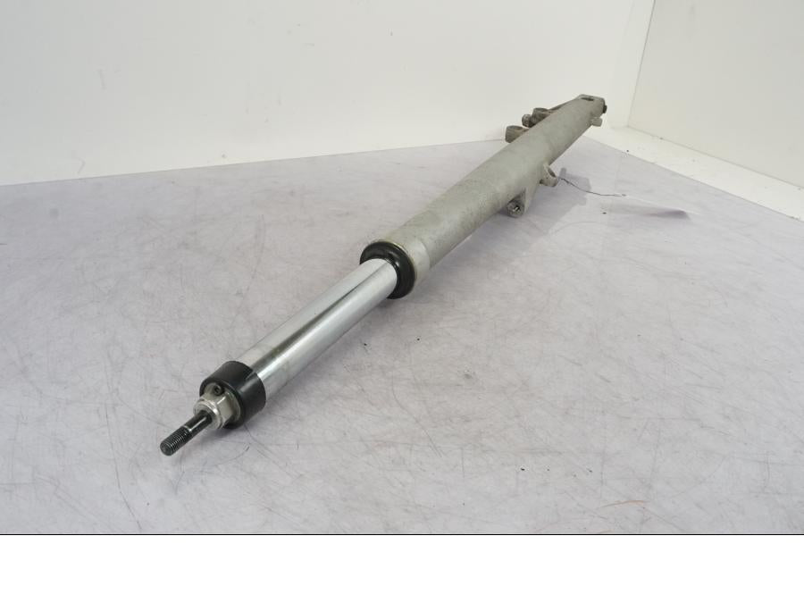 Höger sida på Gaffelben från en BMW R 1100 GS -1998 motorcykel.