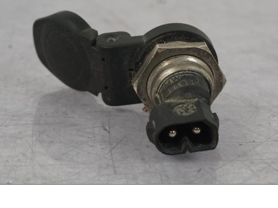 Höger sida på El uttag 12 V från en BMW R 1100 GS -1998 motorcykel.