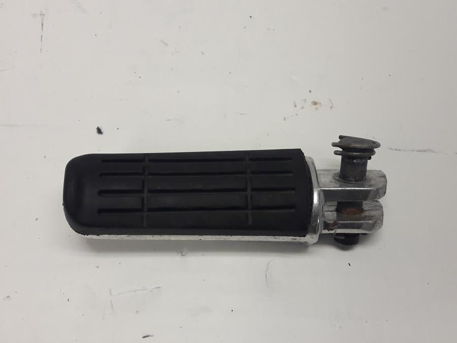 Framsidan på Fotpinne från en Triumph Tiger -1999 motorcykel.