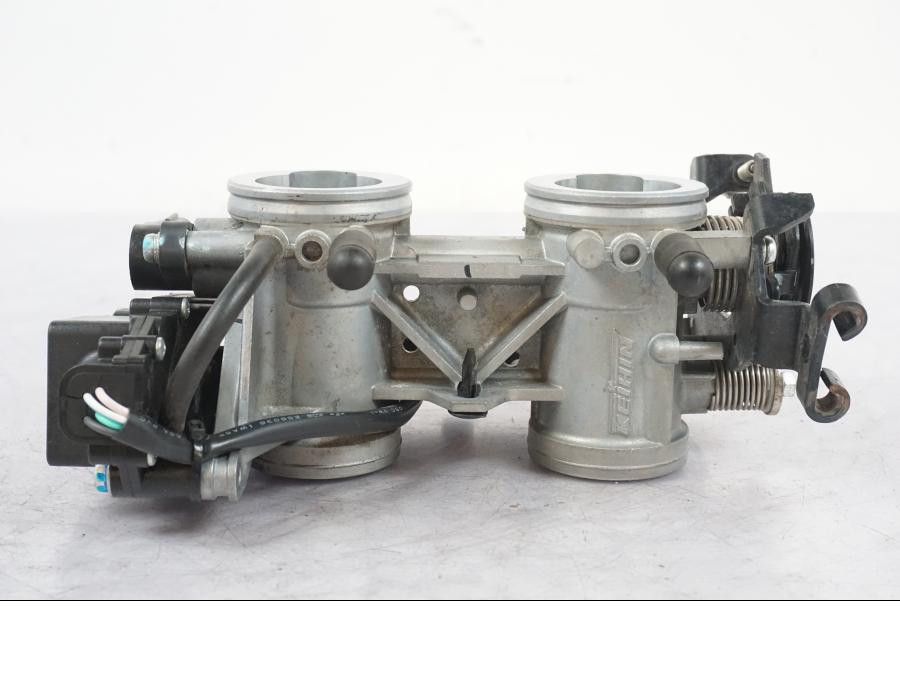 Snett uppifrån på Spjällhus från en Kawasaki ER-6N -2016 motorcykel.