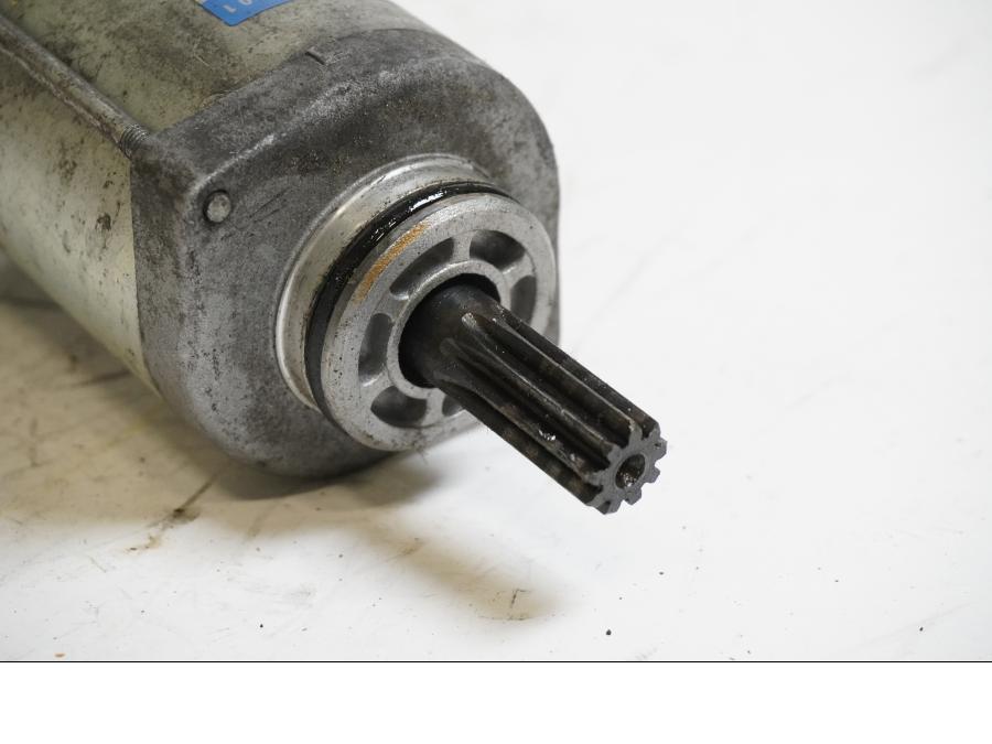 Baksidan på Startmotor från en Suzuki DL 1000 -2006 motorcykel.