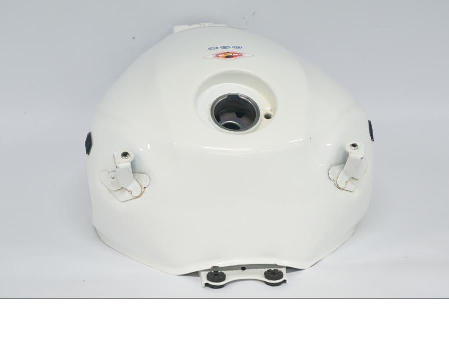 Snett nerifrån på Bensintank från en Kawasaki Z 900 -2019 motorcykel.