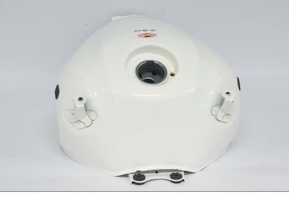 Snett nerifrån på Bensintank från en Kawasaki Z 900 -2019 motorcykel.