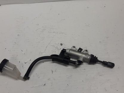 Baksidan på Bromshuvudcylinder från en BMW F 800 ST -2010 motorcykel.