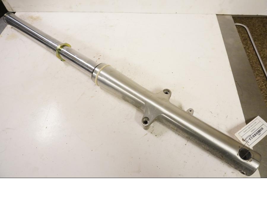 Framsidan på Gaffelben från en Suzuki VL 1500 -1998 motorcykel.