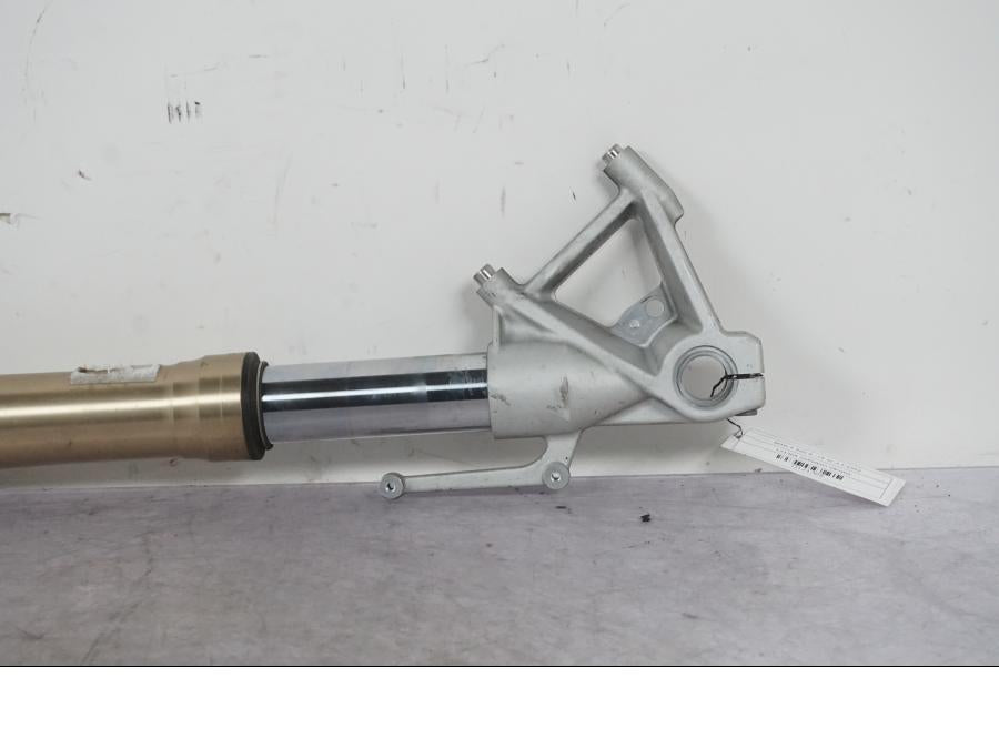 Baksidan på Gaffelben från en BMW F 800 R -2018 motorcykel.