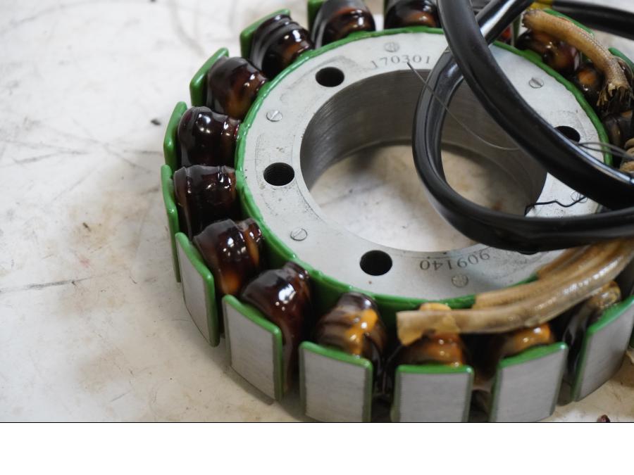 Baksidan på Generator från en Honda XRV 750 -1997 motorcykel.