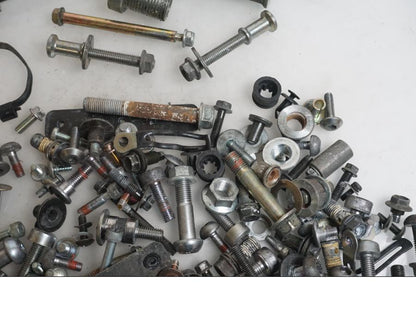 Snett uppifrån på Skruv / Mutter etc från en Honda VTR 1000 F -1997 motorcykel.