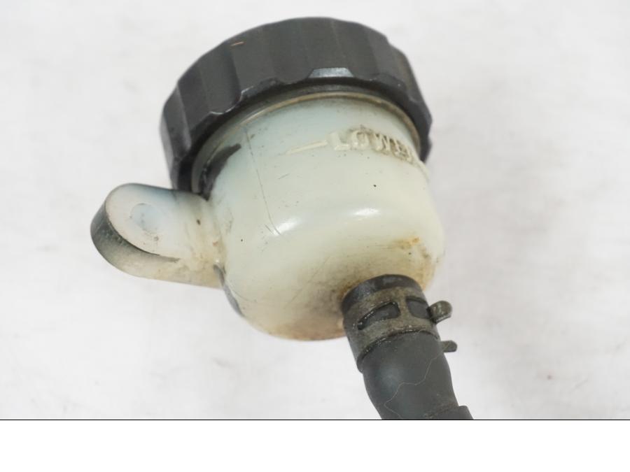 Snett nerifrån på Bromshuvudcylinder från en Yamaha XVS 1100 -2000 motorcykel.