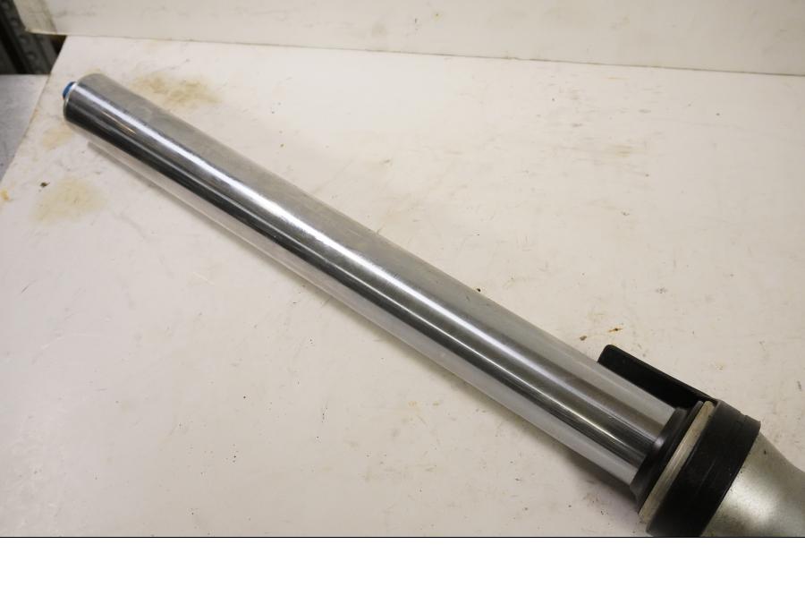 Höger sida på Gaffelben från en Yamaha YZF R6 -2001 motorcykel.