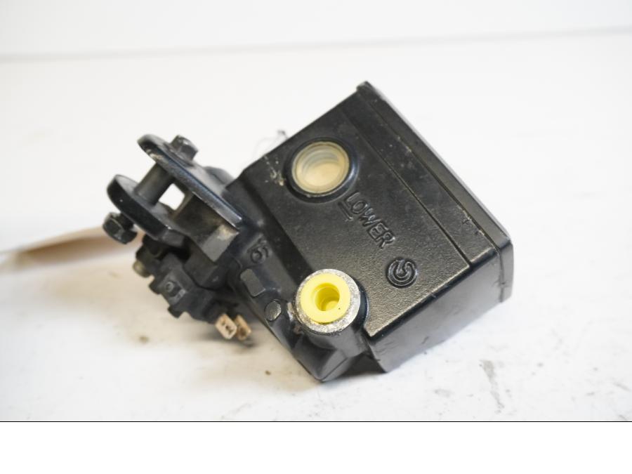 Framsidan på Bromshuvudcylinder från en Yamaha XT 1200 Z -2011 motorcykel.