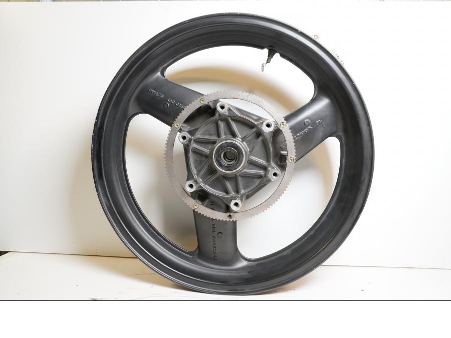 Framsidan på Fälg från en Honda ST 1100 -1999 motorcykel.