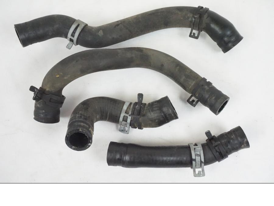 Framsidan på Vattenkyl Slang Set från en KTM 390 Adventure -2021 motorcykel.