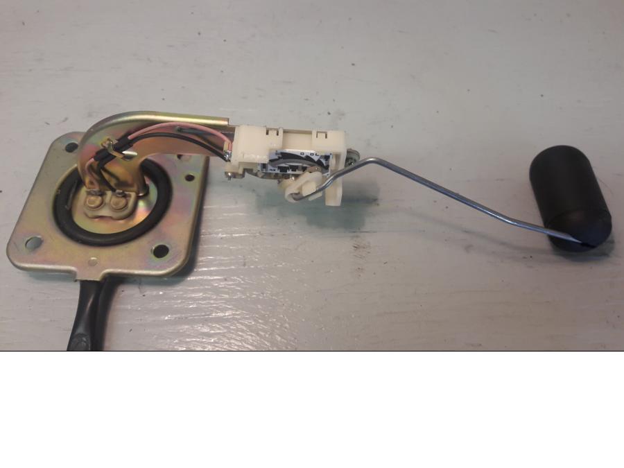 Framsidan på Bensintankgivare från en Honda VFR 800 -2000 motorcykel.