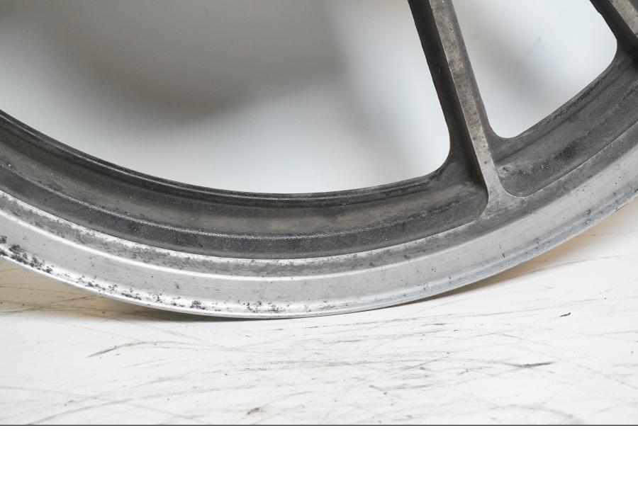 Extrabild4 på Fälg från en Suzuki GSX 400 -1983 motorcykel.