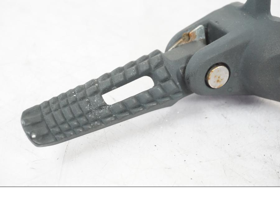 Höger sida på Fotpinne från en Suzuki GSX-R 750 -2007 motorcykel.