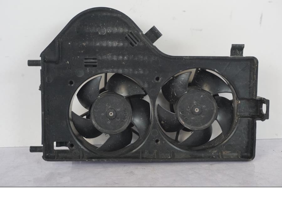 Snett uppifrån på Vattenkylfläkt från en KTM 1290 Super Adventure R -2018 motorcykel.