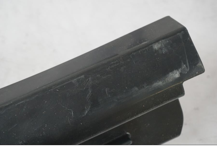 Snett nerifrån på Batterihållare från en Kawasaki ZZ-R 1400 -2009 motorcykel.