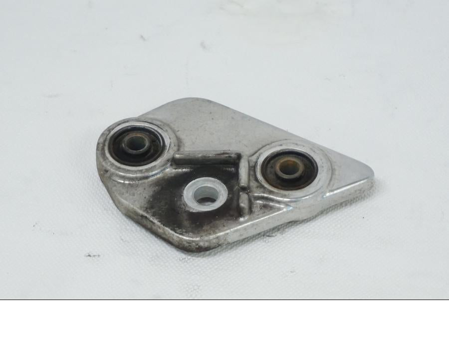 Framsidan på Fotpinnefäste från en Yamaha TDM 850 -1998 motorcykel.