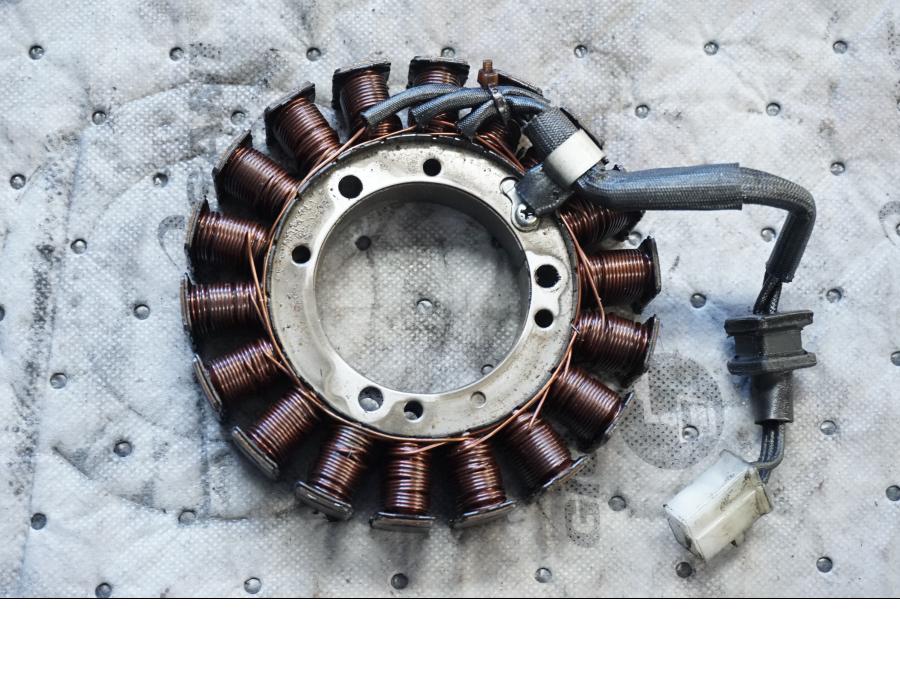 Framsidan på Generator från en Kawasaki VN 1500 Classic Tourer -2001 motorcykel.