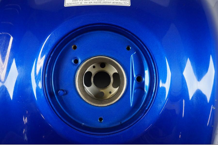 Vänster sida på Bensintank från en Suzuki GSX1300RA -2015 motorcykel.