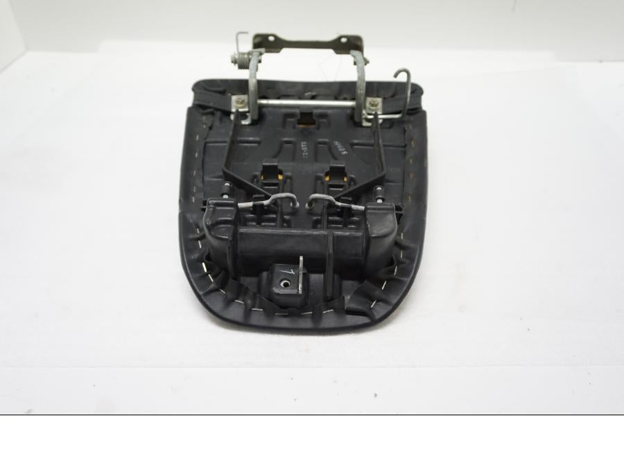 Höger sida på Sadel från en Honda CBR 900 RR -1998 motorcykel.