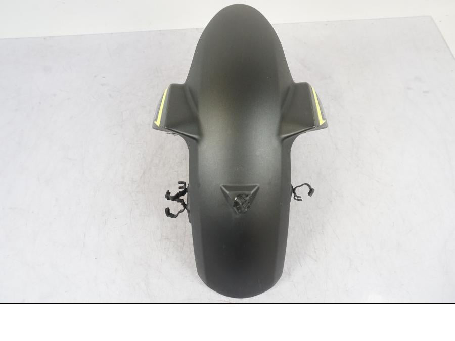 Snett nerifrån på Framskärm från en Yamaha MT-09 -2016 motorcykel.