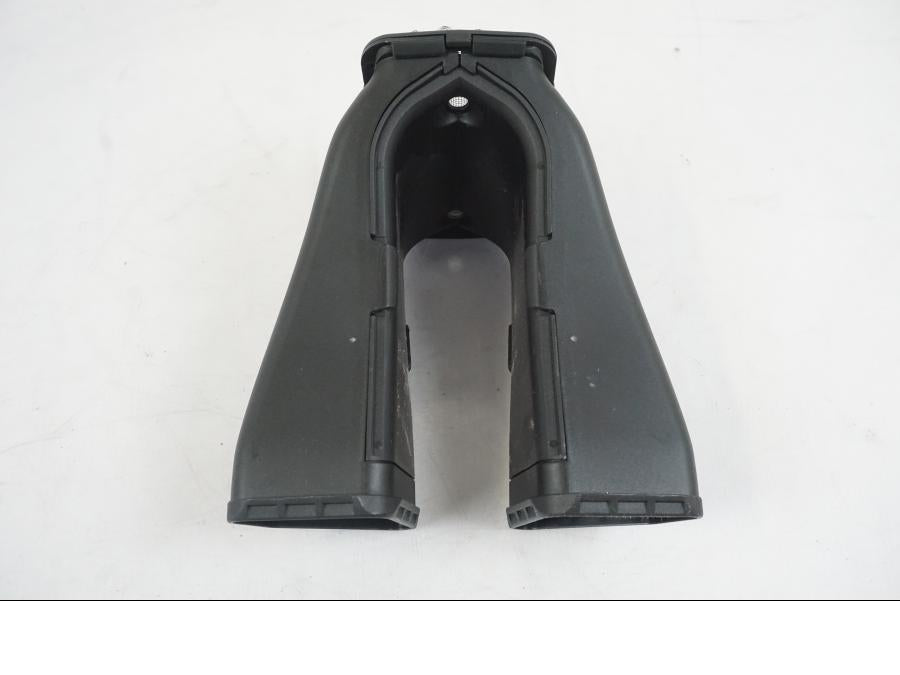 Snett nerifrån på Luftburksnorkel från en KTM 1290 Super Duke R EVO -2023 motorcykel.