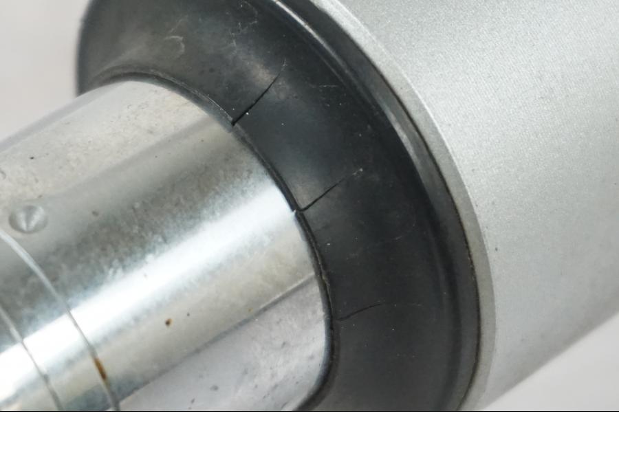 Snett uppifrån på Gaffelben från en BMW R 1200 R -2007 motorcykel.