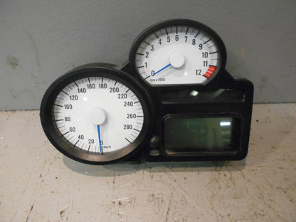 Framsidan på Instrumentpanel från en BMW K 1300 R -2009 motorcykel.