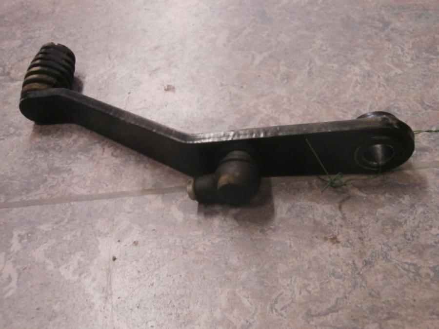 Höger sida på Växelpedal från en Triumph Tiger 800 -2011 motorcykel.