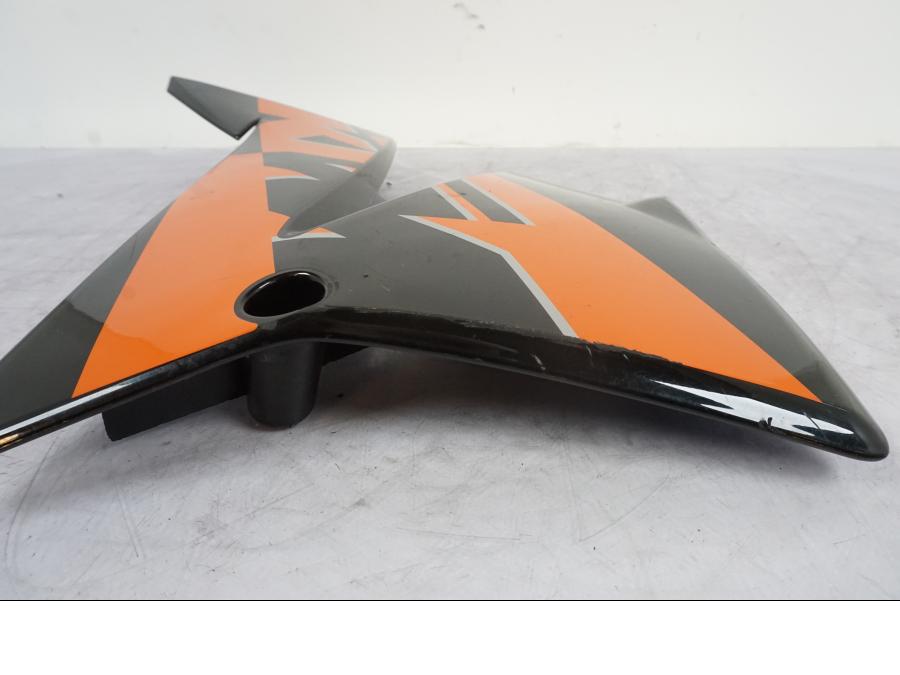 Snett uppifrån på Kylarvinge från en KTM 640 SM -2005 motorcykel.