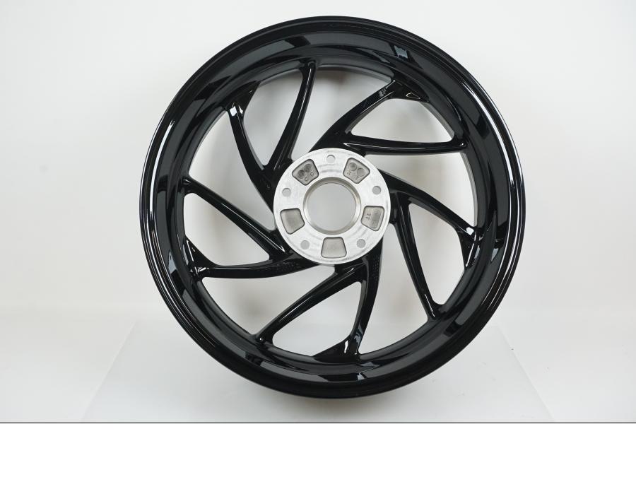 Baksidan på Fälg från en BMW K 1300 R -2014 motorcykel.