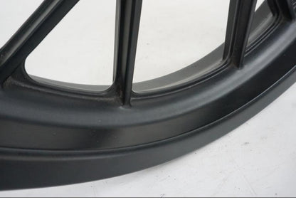 Vänster sida på <p>Fälg bak till GENERISK 50 2T 2009 i bra skick, har små repor, se bilder</p> motorcykel.