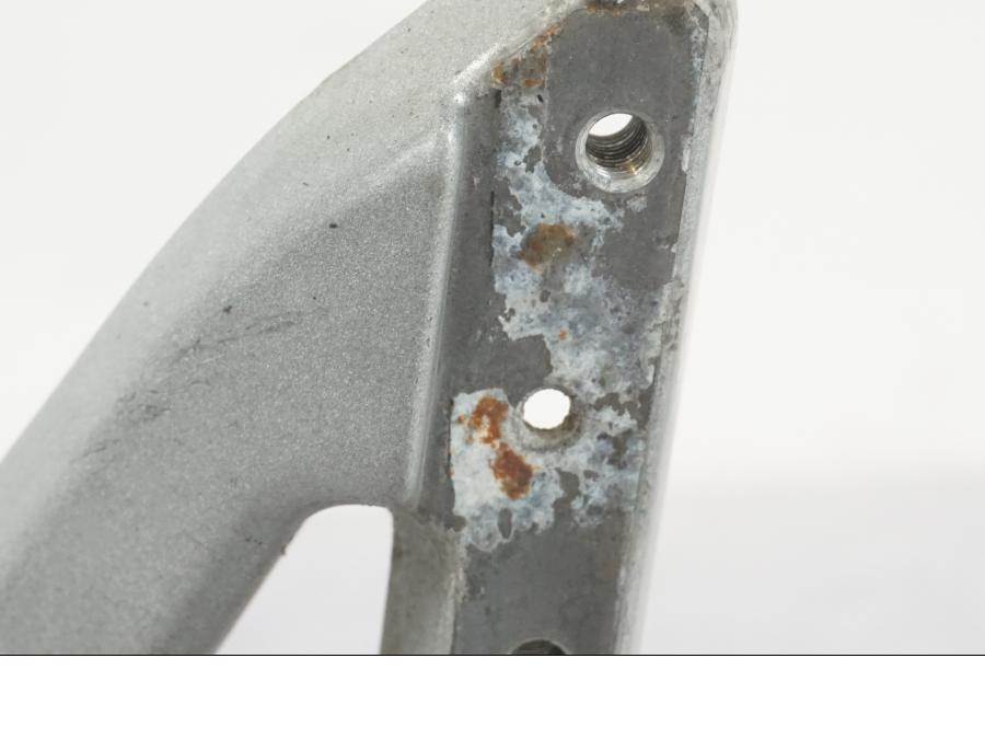 Vänster sida på Fotpinne från en Triumph Tiger Explorer -2013 motorcykel.